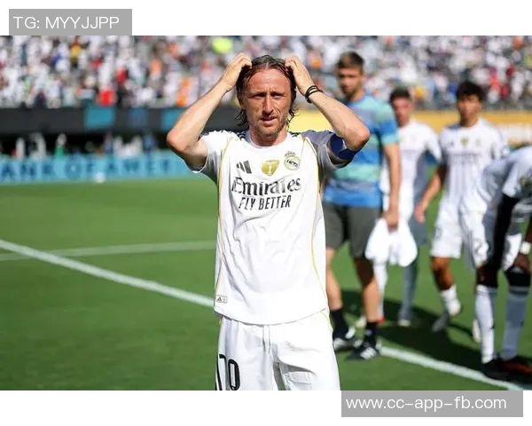 莫德里奇提前下班全场欢呼与阿莱格里温情拥抱瞬间回顾